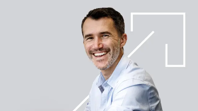 Bosch Mitarbeiter Kajetan Fritz an seinem Arbeitsplatz mit PC und Notebooks