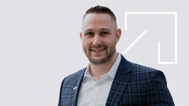 Marius Kaiser steht vor dem Gebäude des Service & Supply Chain Campus in Stuttgart-Feuerbach