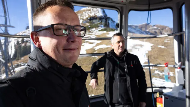 Michel Huger und Roland Simion in der Seilbahn auf dem Weg zum Gipfel