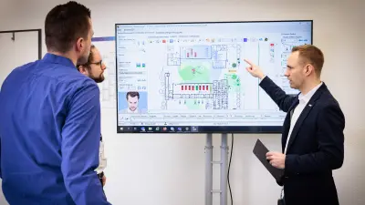 Bosch associate Björn Kockrick with his colleagues Matthias Maj and Sebastian Dienemer at a planning meeting