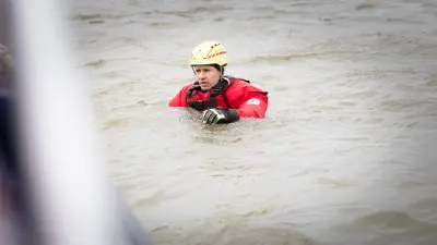 Bosch associate Björn Kockrick during his voluntary work for the water rescue of the DRK Düsseldorf, in the water