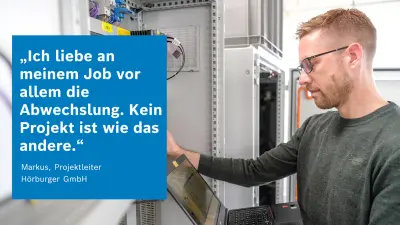 Mitarbeiter mit Laptop am Schaltschrank