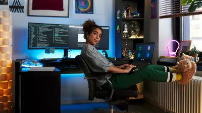 Zwei Personen stoßen mit Bosch Tassen an