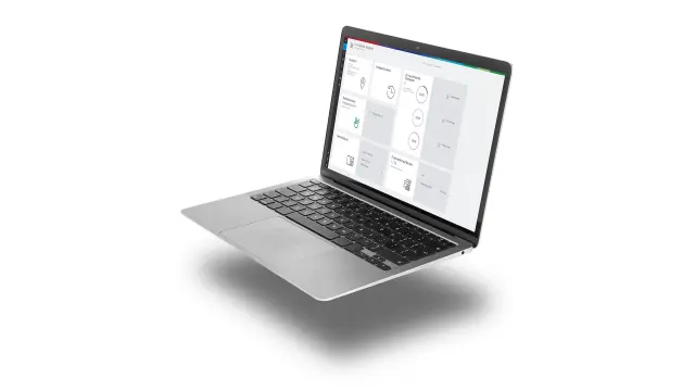 Ein schwebender geöffneter Laptop. Auf dem Bildschirm ist das digitale Dashboard des digitalen Service NEXOSPACE Fire System Analyzer zu sehen.