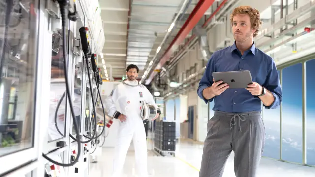 Astronaut und Techniker mit Tablet
