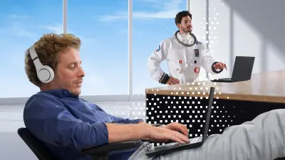 Entspannter Kunde im Vordergrund, NEXOSPACE Remote Assistant arbeitet im Hintergrund