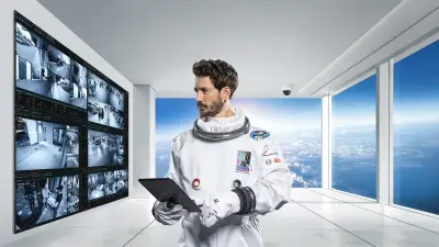 NEXOSPACE Datanaut-Astronaut überwacht digitale Brandschutzsysteme in futuristischem Kontrollzentrum mit Videoüberwachung.