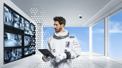 NEXOSPACE Datanaut-Astronaut überwacht digitale Brandschutzsysteme in futuristischem Kontrollzentrum mit Videoüberwachung.