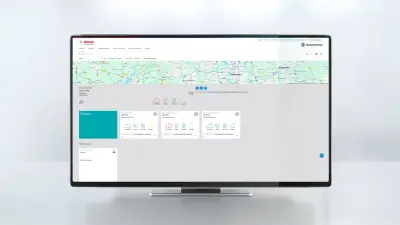 NEXOSPACE Remote Portal Dashboard auf Monitor zeigt Gebäudekarte mit Brandschutzanlagen und Statusübersicht.
