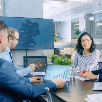 Fünf Personen im Meeting