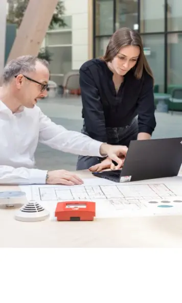 Drei Planer beraten über die Planung einer Brandmeldeanlage