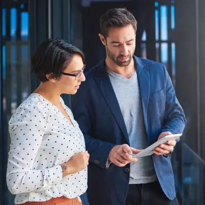 Mitarbeitende im Gespräch