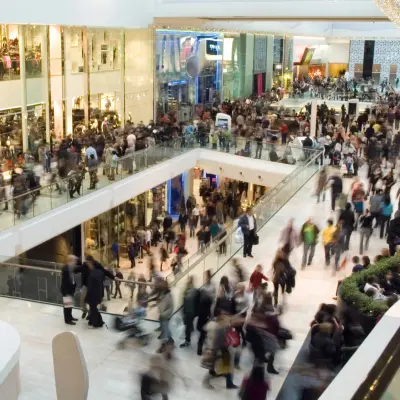 Innenansicht eines Shoppingcenters mit vielen Besuchern