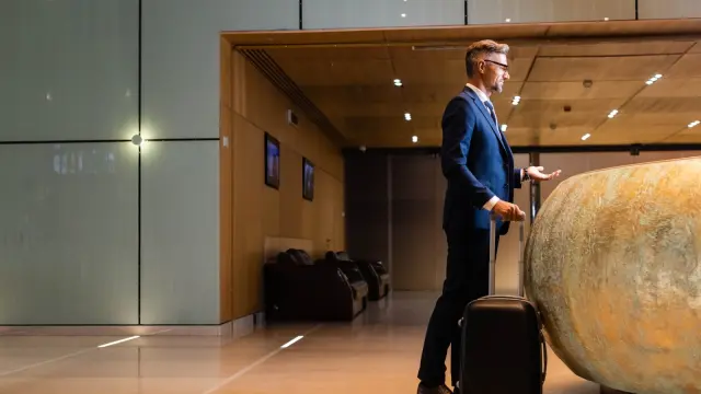 Gast in einem Hotel mit Automationssystemen