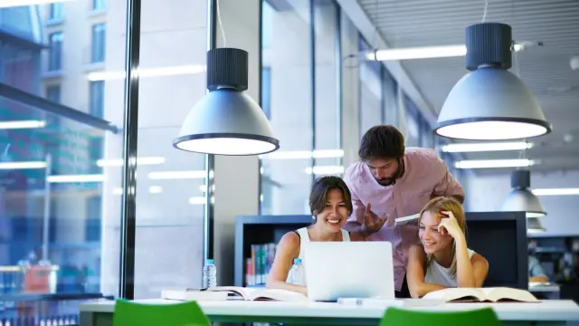 Studenten in einer Universität mit angenehmer Raumatmosphäre 