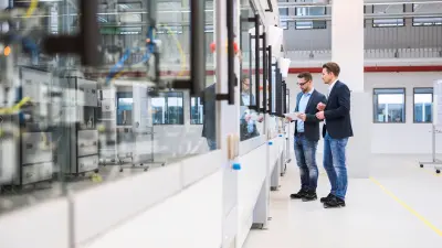 Zwei Männer mit einer energieeffizienten Hydraulikanlage