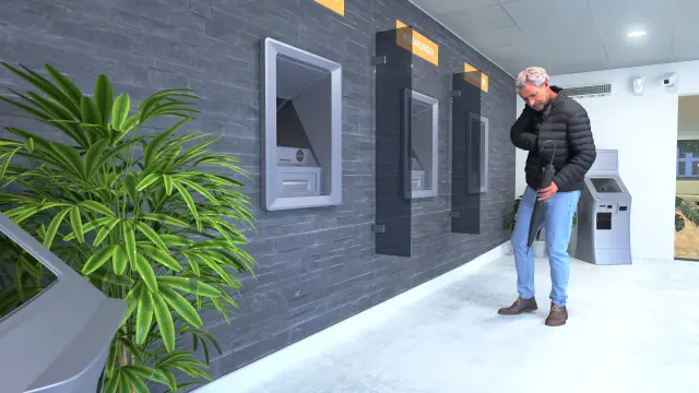 Servicebereich einer Bank von Innen mit Bankschalter und Blick in Richtung Foyer.