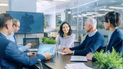 Fünf Personen im Meeting