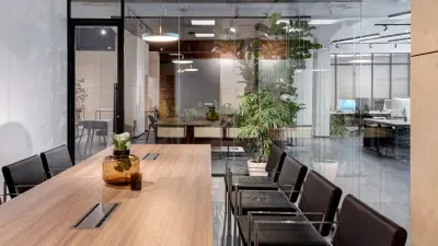 Ein moderner Konferenzraum mit Glaswänden sorgt für effektive Meetings und Besprechungen