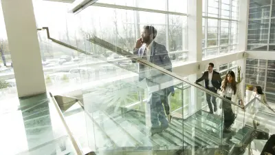 Drei Planer beraten über die Planung einer Brandmeldeanlage