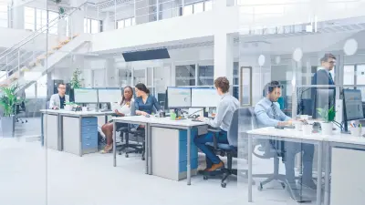 Zwei Personen in einem Gebäude mit Gebäudeautomation