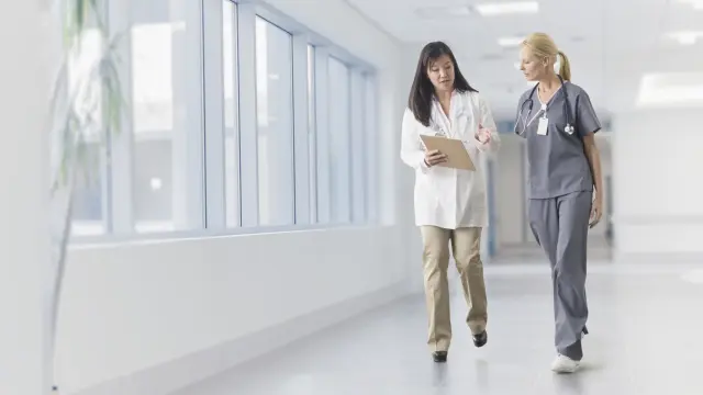 Ärzte im Gespräch im Krankenhaus 