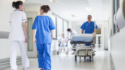 Heller Flur in einem Krankenhaus mit Pflegepersonal und Patienten