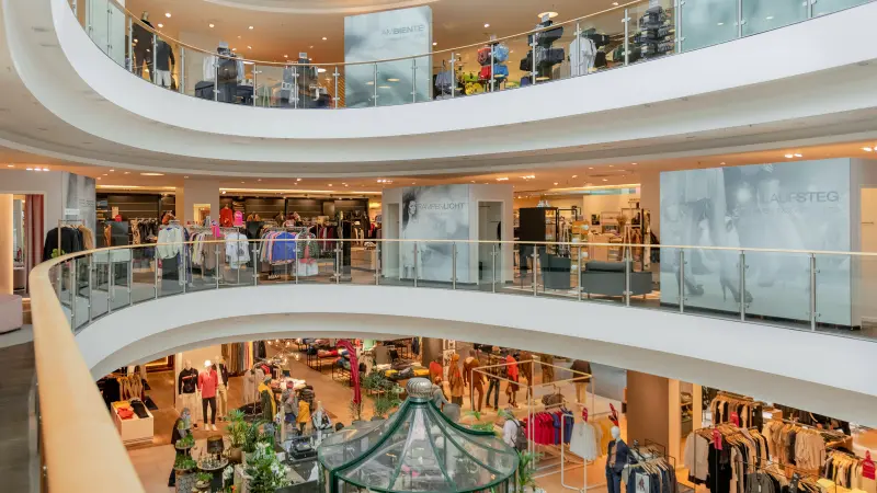 Ausschnitt aus einem Einkaufszentrum mit Modegeschäften mit 3 Etagen 