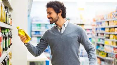 Mann beim Einkaufen im Supermarkt