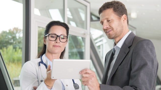 Beratung mit Arzt zur Energiedienstleistung