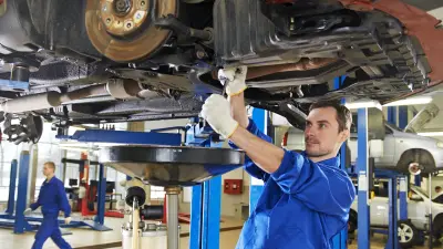 Mann in der Automobilproduktion