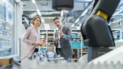 Mann und Frau in Industrieunternehmen 