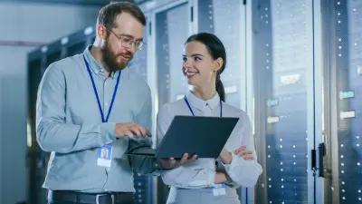Zwei Personen in einem Gebäude mit Gebäudeautomation