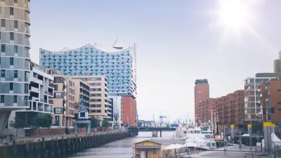 Elbphilharmonie in Hamburg vor Hafencity