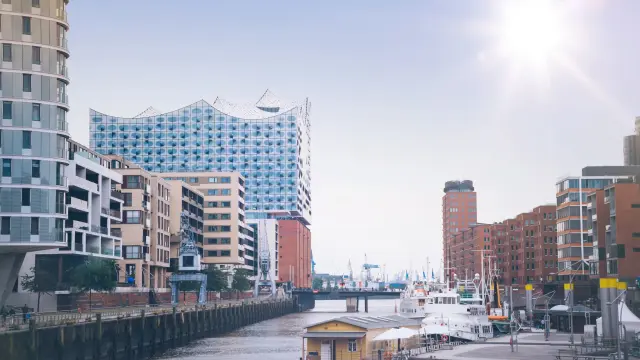 Elbphilharmonie in Hamburg vor Hafencity
