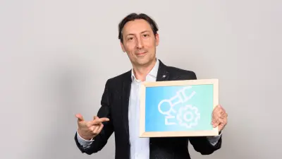 Bosch Mitarbeiter Reza Adili hält einen Bilderrahmen