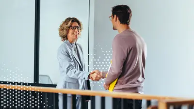 Ein Mann und eine Frau reichen sich die Hand. 