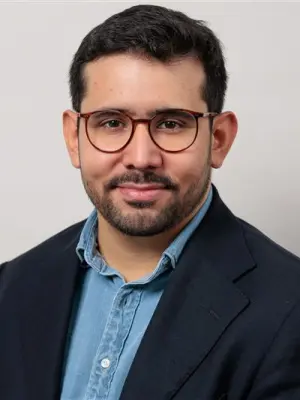 Brustbild von Cristian Fiallo, der bei Bosch Building Technologies als Projektleitung Energy Services tätig ist.