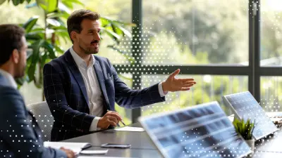 Professionelle Energieberatung zur ISO 50001: Ein Berater präsentiert einem Kunden ein Solarmodul über einem Tisch, auf dem Analysediagramme und Vertragsunterlagen liegen. Es wird die Zertifizierung der ISO 50001 ausgearbeitet. 