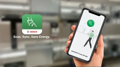 Eine Hand hält ein Smartphone welches den Startscreen der App zeigt. Links daneben ist das App Icon mit dem Untertitel Scan.Sync.Save Energy. zu sehen.