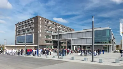 Menschen vor dem Gebäude des Campus Handwerk Bielefeld