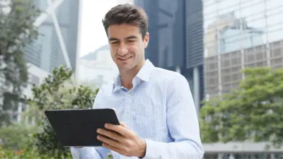 Mann bei der Fernwartung der Gebäudeautomation per Tablet