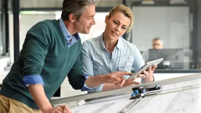 Zwei Gebäudeplaner bei der Planung der Gebäudeautomation für eine Immobilie