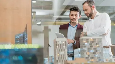 Zwei Pesonen bei der Immobilien-Projektentwicklung mit Gebäudeautomation