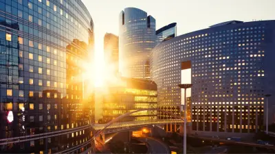 Moderne Gebäude bei Sonnenuntergang