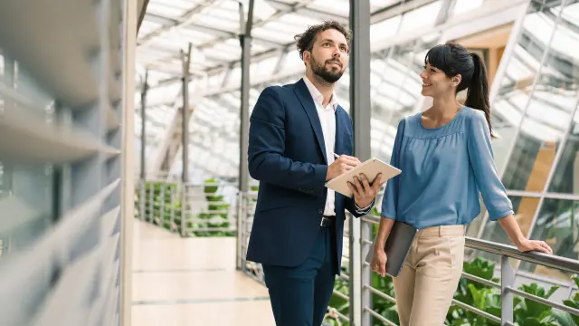 Zwei Personen in einem Gebäude mit Gebäudeautomation