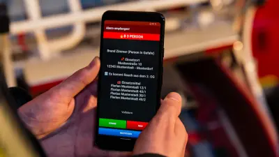Einsatzrelevante Meldungen werden über den Alarmserver direkt an ein angebundenes Smartphone gesendet.