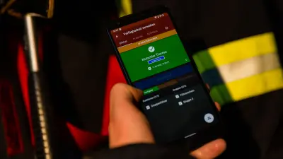 Über das Smartphone lässt sich die Verfügbarkeit der Einsatzkräfte koordinieren. 