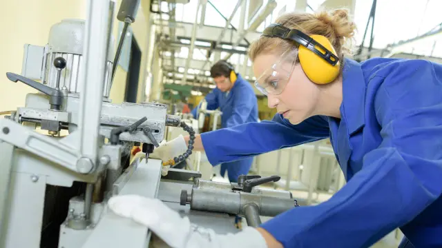 Personen laufen durch ein Office