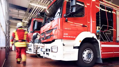 Feuerwehrautos in der Feuerwehrgarage